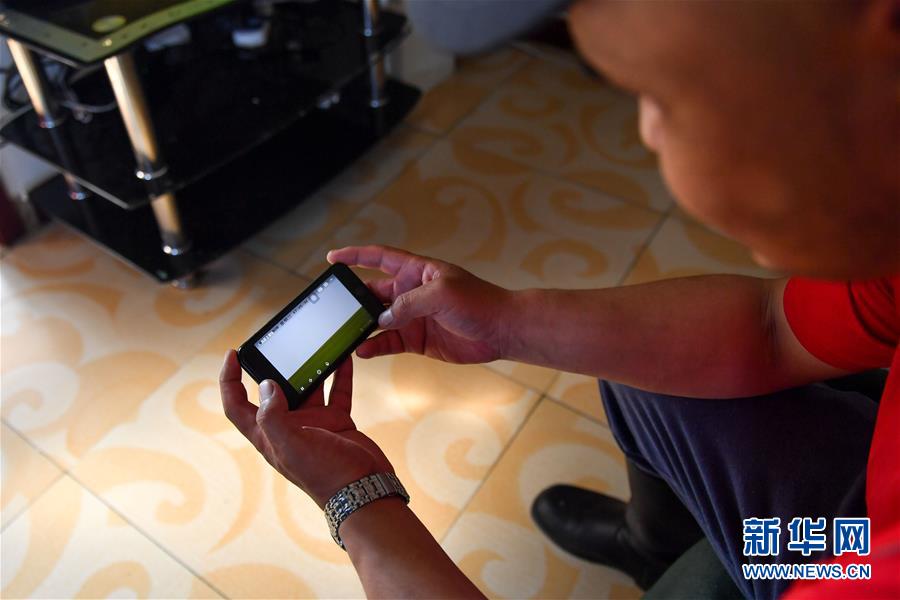 （走向我們的小康生活&middot;圖文互動(dòng)）（4）草原有了網(wǎng)，手機(jī)能放羊&mdash;&mdash;看呼倫貝爾大草原牧民生活變了樣 