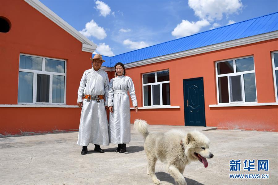 （走向我們的小康生活&middot;圖文互動(dòng)）（6）草原有了網(wǎng)，手機(jī)能放羊&mdash;&mdash;看呼倫貝爾大草原牧民生活變了樣 