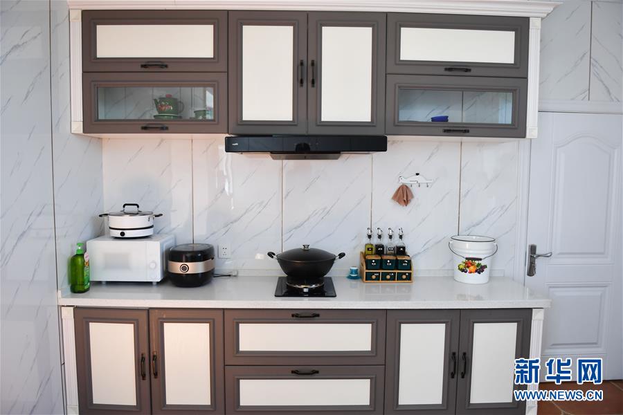 （走向我們的小康生活&middot;圖文互動(dòng)）（7）草原有了網(wǎng)，手機(jī)能放羊&mdash;&mdash;看呼倫貝爾大草原牧民生活變了樣 