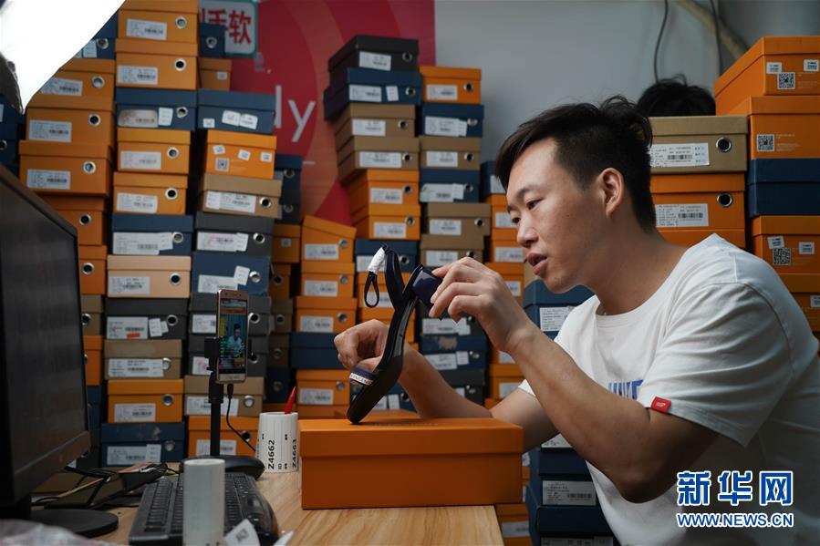 （民生直通車&middot;圖文互動(dòng)）（1）生產(chǎn)線&ldquo;突圍&rdquo; 創(chuàng)新領(lǐng)跑&ldquo;下一站&rdquo;&mdash;&mdash;&ldquo;中國(guó)女鞋之都&rdquo;轉(zhuǎn)型升級(jí)之路