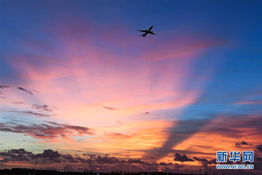 (在習(xí)近平新時(shí)代中國(guó)特色社會(huì)主義思想指引下——新時(shí)代新作為新篇章·習(xí)近平總書記關(guān)切事·圖文互動(dòng))(6)感受開放新魅力——海南自由貿(mào)易港建設(shè)開局觀察