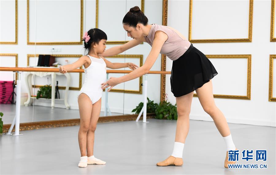 (在習(xí)近平新時(shí)代中國(guó)特色社會(huì)主義思想指引下——新時(shí)代新作為新篇章·習(xí)近平總書記關(guān)切事·圖文互動(dòng))(10)感受開放新魅力——海南自由貿(mào)易港建設(shè)開局觀察