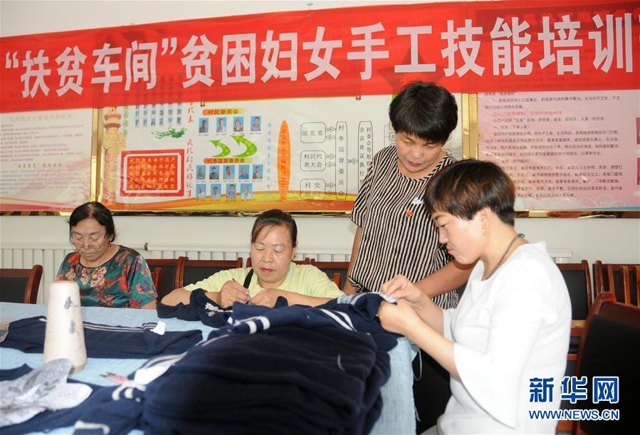 （決戰(zhàn)決勝脫貧攻堅&middot;圖文互動）（1）內蒙古河套：一雙巧手、一副棒針、一團毛線打造貧困戶&ldquo;炕頭經(jīng)濟&rdquo;