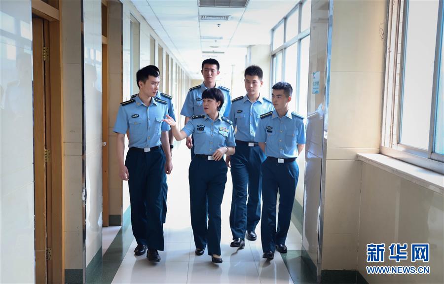 (圖文互動(dòng))(3)“白衣戰(zhàn)士”在沖鋒——記“最美新時(shí)代革命軍人”仲月霞