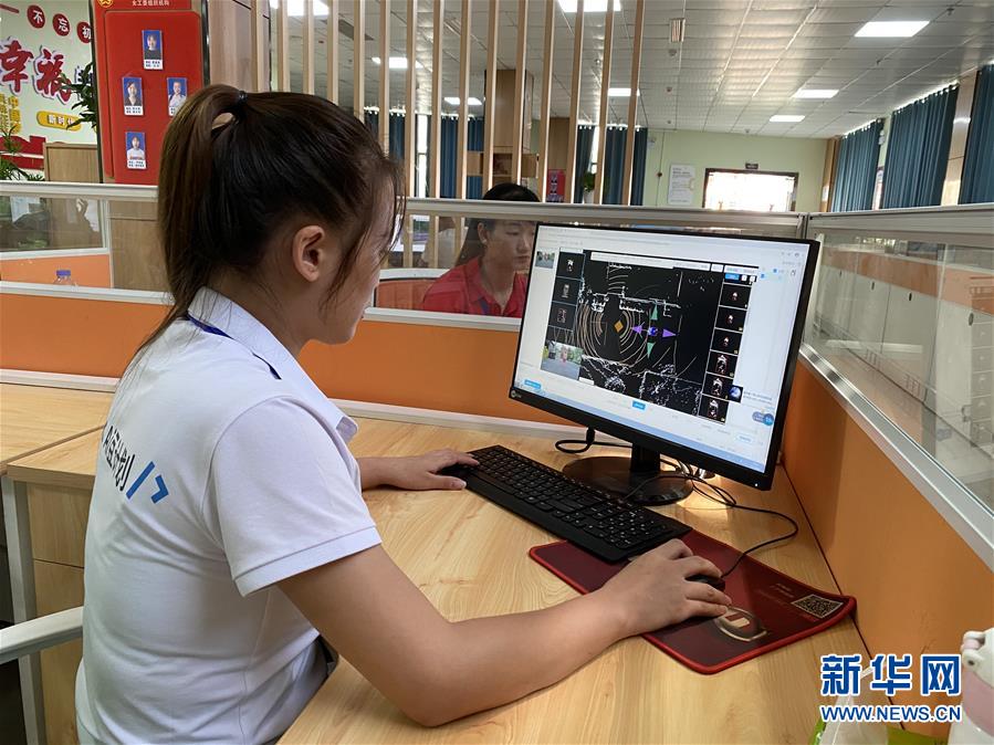 (落實(shí)“六穩(wěn)”“六保”一線見聞·圖文互動(dòng))(2)易地搬遷戶有了新身份——貴州萬山扶貧安置點(diǎn)巧打“就業(yè)牌”