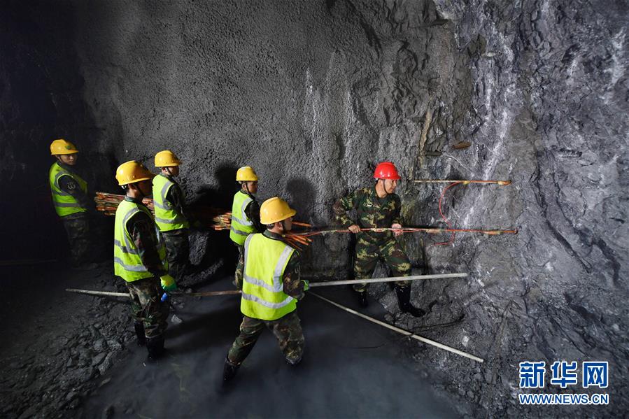 (軍事·圖文互動)(5)為導彈筑巢的“彝族雄鷹”——記“最美新時代革命軍人”沙子呷