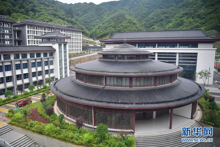 （新華視點&middot;圖文互動）（4）學(xué)校建漂亮點本無錯，為何這所&ldquo;豪華中學(xué)&rdquo;讓人困惑？