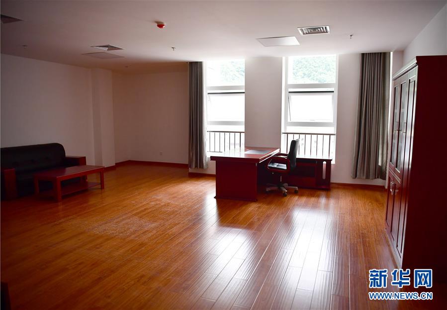 （新華視點&middot;圖文互動）（6）學(xué)校建漂亮點本無錯，為何這所&ldquo;豪華中學(xué)&rdquo;讓人困惑？