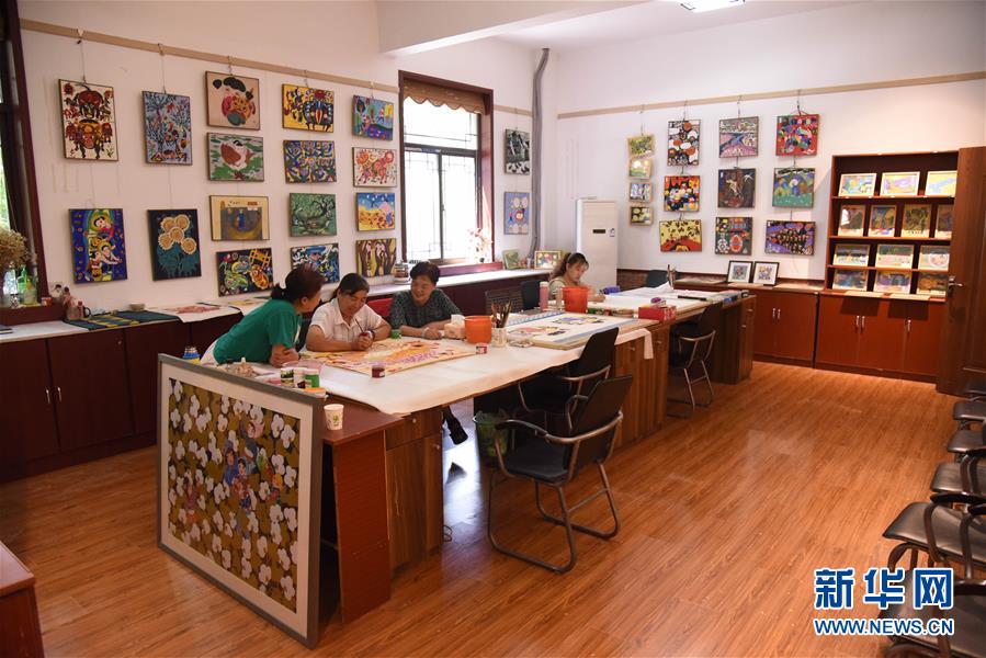 （走向我們的小康生活&middot;圖文互動）（3）放下鋤頭拿畫筆&mdash;&mdash;山東青州農(nóng)民畫繪出美好新生活