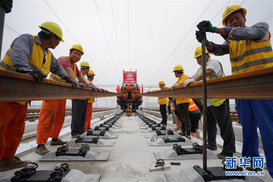(新華全媒頭條·圖文互動(dòng))(3)“1毫米”之內(nèi)的智慧與引領(lǐng)——寫(xiě)在智能高鐵京雄城際全線軌道貫通之際