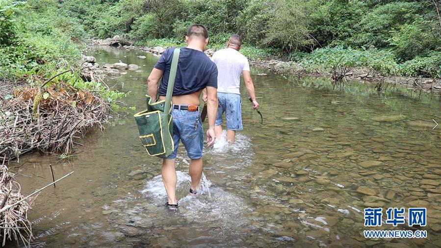 （高溫下的勞動(dòng)者&middot;圖文互動(dòng)）（1）高溫襲來，他們用雙手守護(hù)貧困大山