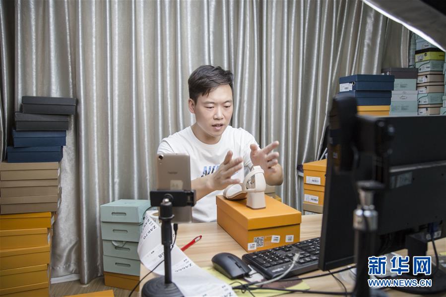 (總書記推動的改革身邊事·就業(yè)創(chuàng)業(yè)改革篇·圖文互動)(2)特寫:“網(wǎng)絡(luò)主播背后是轟鳴的工廠”——聆聽經(jīng)濟(jì)復(fù)蘇的新訊號