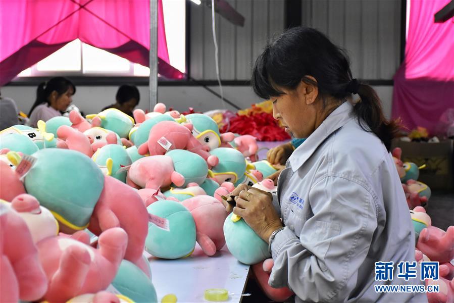 (決戰(zhàn)決勝脫貧攻堅·圖文互動)(2)勤英“三板斧” 劈開山窩窩