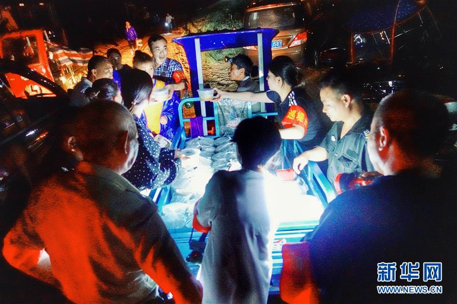 (新華全媒頭條·圖文互動(dòng))(11)“洪線”逆險(xiǎn)守家國——抗洪一線的凡人星光