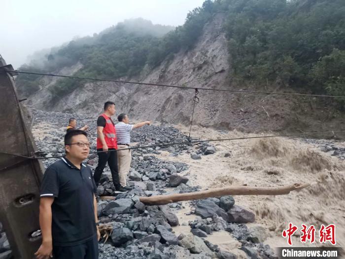 工作人員正在查勘泥石流災(zāi)情?！ソ?攝