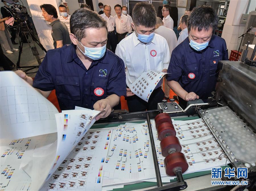 (民生直通車·圖文互動)(1)揭秘生肖牛年郵票——《辛丑年》特種郵票開機(jī)印刷