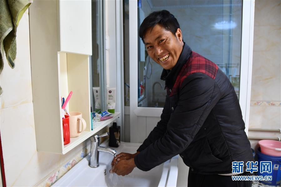 (鄉(xiāng)村振興·圖文互動)(5)村里來了位“掏糞書記”