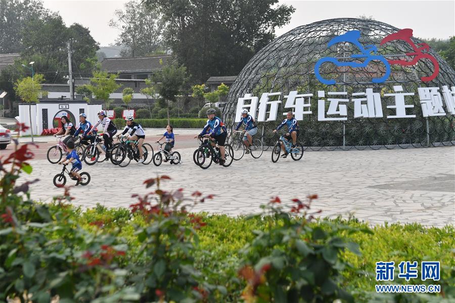 (走向我們的小康生活·圖文互動)(3)小山村辦起“騎行俱樂部”——鄉(xiāng)村變富變美帶來的新鮮事