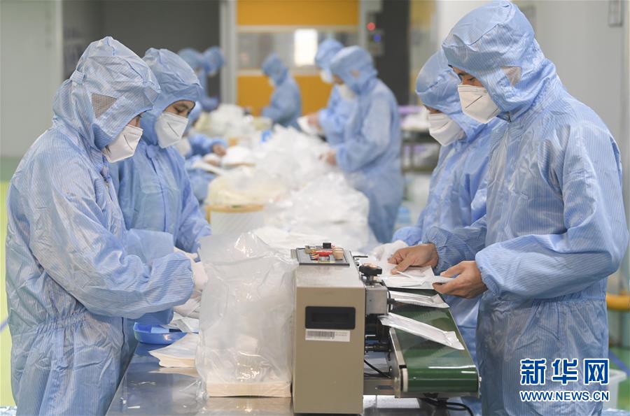 (新華全媒頭條·圖文互動)(15)同舟共濟戰(zhàn)“疫”記——中國抗擊新冠肺炎疫情全紀(jì)實