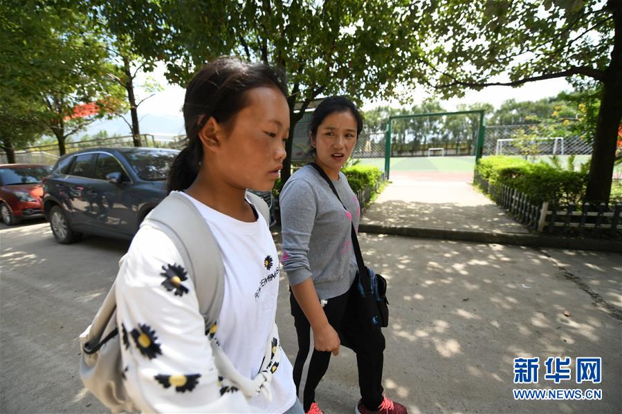 （熱點(diǎn)鮮報(bào)&middot;圖文互動(dòng)）（1）為了大涼山的下一代，她奔赴在助學(xué)路上