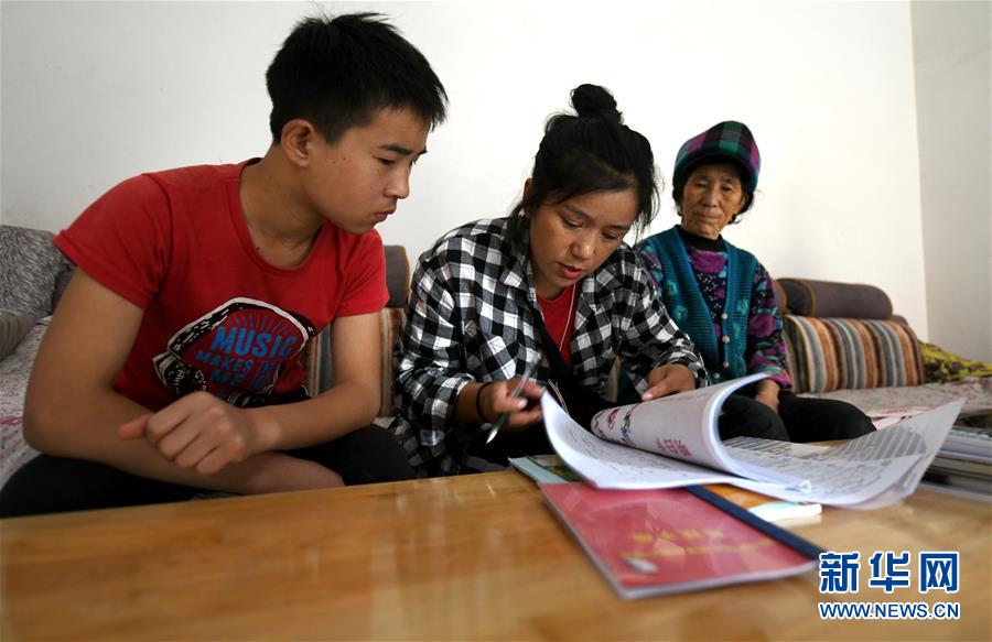 （熱點(diǎn)鮮報(bào)&middot;圖文互動(dòng)）（6）為了大涼山的下一代，她奔赴在助學(xué)路上