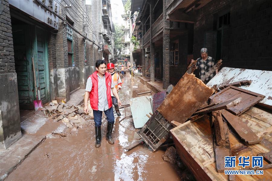 （在習(xí)近平新時代中國特色社會主義思想指引下&mdash;&mdash;新時代新作為新篇章&middot;習(xí)近平總書記關(guān)切事&middot;圖文互動）（4）洪峰浪尖，鮮紅的黨旗高高飄揚&mdash;&mdash;記防汛抗洪一線的共產(chǎn)黨員