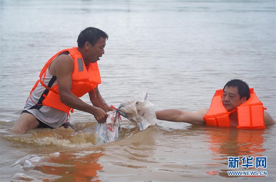 （在習(xí)近平新時代中國特色社會主義思想指引下&mdash;&mdash;新時代新作為新篇章&middot;習(xí)近平總書記關(guān)切事&middot;圖文互動）（5）洪峰浪尖，鮮紅的黨旗高高飄揚&mdash;&mdash;記防汛抗洪一線的共產(chǎn)黨員