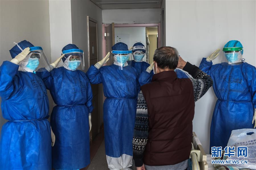 (抗疫一線醫(yī)務人員英雄群體·圖文互動)(8)人民軍醫(yī)的赤誠守望——軍隊支援湖北醫(yī)療隊抗擊新冠肺炎疫情記事