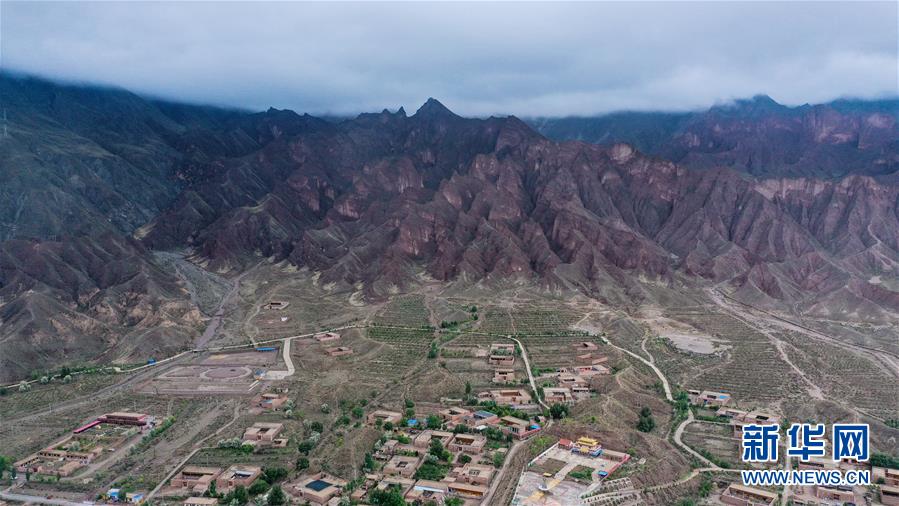 (新華全媒頭條·走向我們的小康生活·決戰(zhàn)決勝脫貧攻堅(jiān)·圖文互動(dòng))(6)高原上綻放的光芒——來(lái)自青海攻克深度貧困堡壘的故事