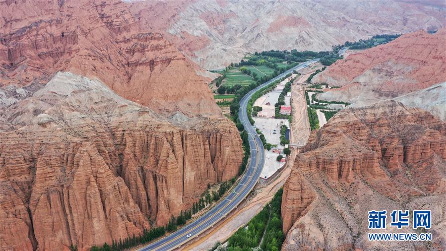 (新華全媒頭條·走向我們的小康生活·決戰(zhàn)決勝脫貧攻堅(jiān)·圖文互動(dòng))(8)高原上綻放的光芒——來(lái)自青海攻克深度貧困堡壘的故事