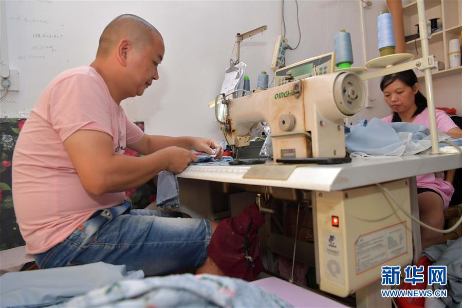 （走向我們的小康生活&middot;圖文互動）（1）&ldquo;一件衣裳&rdquo;，藏著脫貧致富新天地