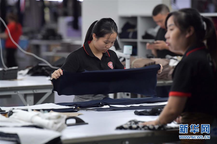 （走向我們的小康生活&middot;圖文互動）（3）&ldquo;一件衣裳&rdquo;，藏著脫貧致富新天地