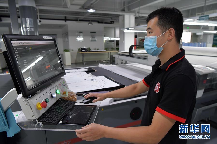 （走向我們的小康生活&middot;圖文互動）（6）&ldquo;一件衣裳&rdquo;，藏著脫貧致富新天地