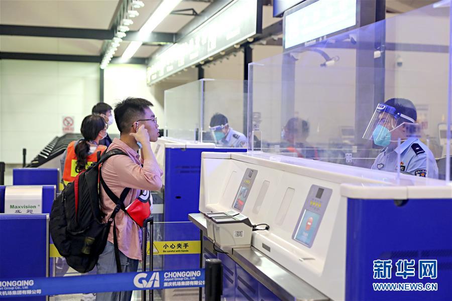 (圖文互動)(2)國內(nèi)航空公司執(zhí)飛的首條國際復(fù)學(xué)包機航線在渝啟航