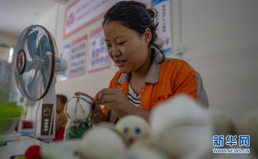 （新華全媒頭條&middot;決戰(zhàn)決勝脫貧攻堅(jiān)&middot;督戰(zhàn)未摘帽貧困縣&middot;圖文互動）（14）脫貧的歌聲&mdash;&mdash;云南直過民族和人口較少民族共入新時(shí)代