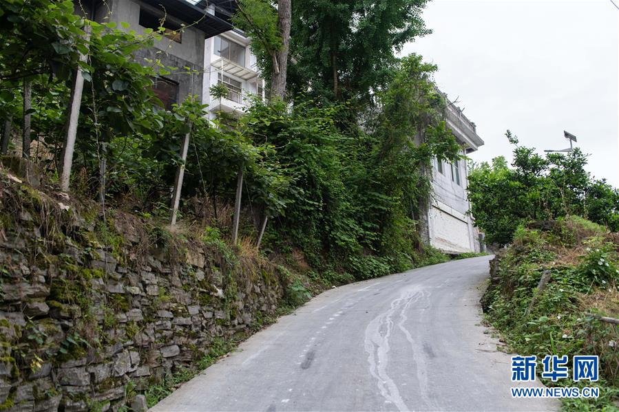 （集中連片特困地區(qū)貧困村調研行&middot;圖文互動）（2）百果園里幸福長&mdash;&mdash;湖南鳳凰縣菖蒲塘村脫貧調查