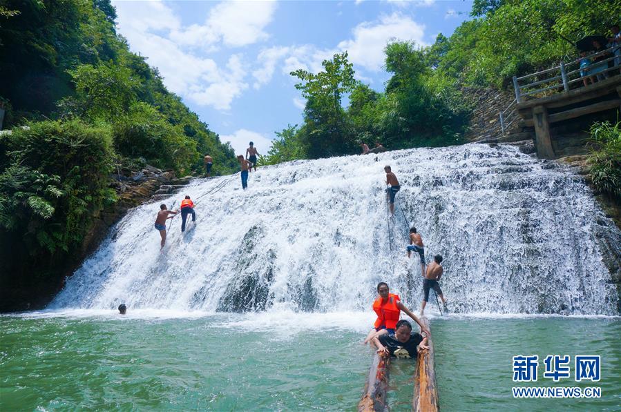 （集中連片特困地區(qū)貧困村調研行&middot;圖文互動）（5）百果園里幸福長&mdash;&mdash;湖南鳳凰縣菖蒲塘村脫貧調查