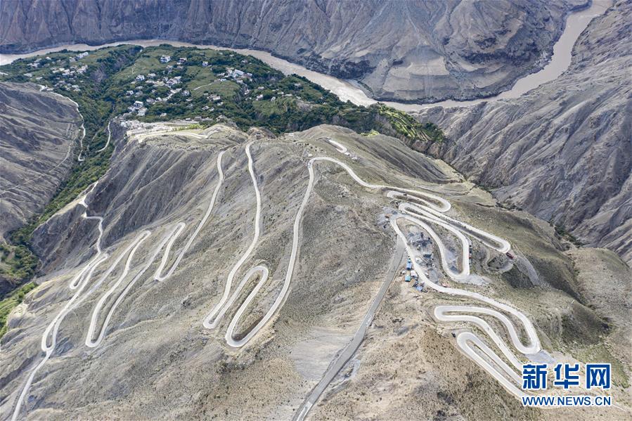 (西藏昌都解放70周年·圖文互動(dòng))(1)怒江峽谷深處:百年?yáng)|壩民居見(jiàn)證民族文化交流融合