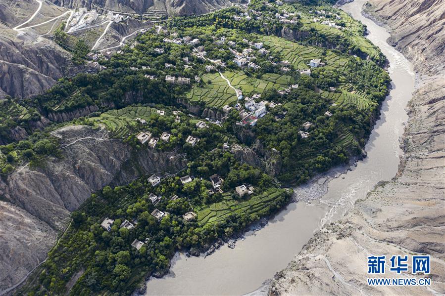 (西藏昌都解放70周年·圖文互動(dòng))(2)怒江峽谷深處:百年?yáng)|壩民居見(jiàn)證民族文化交流融合