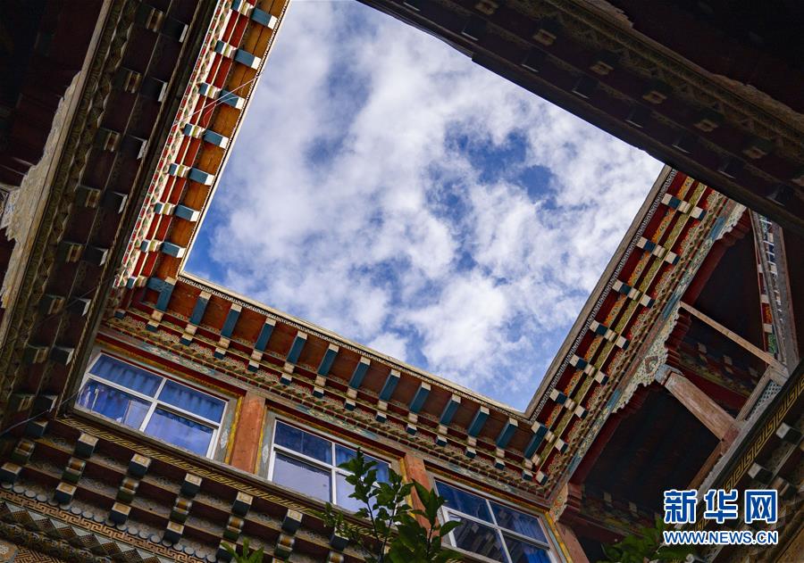 (西藏昌都解放70周年·圖文互動(dòng))(7)怒江峽谷深處:百年?yáng)|壩民居見(jiàn)證民族文化交流融合