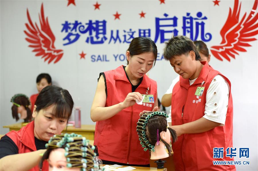 (習(xí)近平的小康故事·新華視界·圖文互動)(8)“讓每個人都有人生出彩的機(jī)會”——習(xí)近平和人民教育的故事