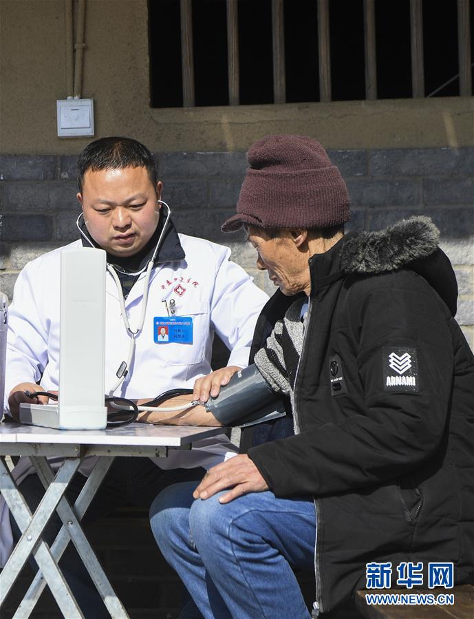 （習(xí)近平的小康故事&middot;新華網(wǎng)&middot;圖文互動）（5）&ldquo;真正解決好基層群眾看病難、看病貴問題&rdquo;&mdash;&mdash;習(xí)近平和群眾健康的故事