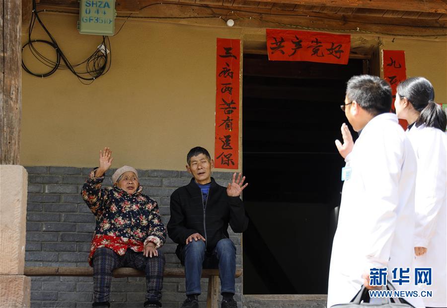 （習(xí)近平的小康故事&middot;新華網(wǎng)&middot;圖文互動）（6）&ldquo;真正解決好基層群眾看病難、看病貴問題&rdquo;&mdash;&mdash;習(xí)近平和群眾健康的故事