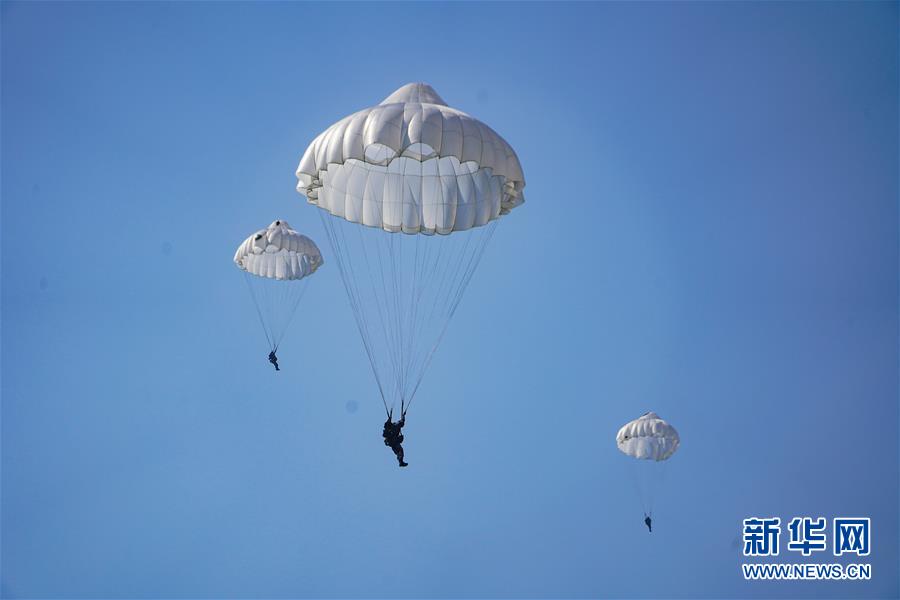 （在習(xí)近平強(qiáng)軍思想指引下&middot;我們?cè)趹?zhàn)位報(bào)告&middot;圖文互動(dòng)）（2）朵朵傘花綻放，勝戰(zhàn)精兵天降&mdash;&mdash;空降兵部隊(duì)某旅教導(dǎo)員余海龍帶領(lǐng)官兵傳承黃繼光精神記事