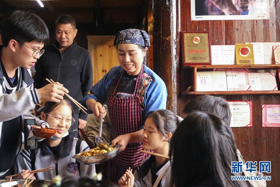 （在習(xí)近平新時代中國特色社會主義思想指引下&mdash;&mdash;新時代新作為新篇章&middot;習(xí)近平總書記關(guān)切事&middot;圖文互動）（4）精準(zhǔn)扶貧7年，十八洞村&ldquo;長&rdquo;出10余種新職業(yè)
