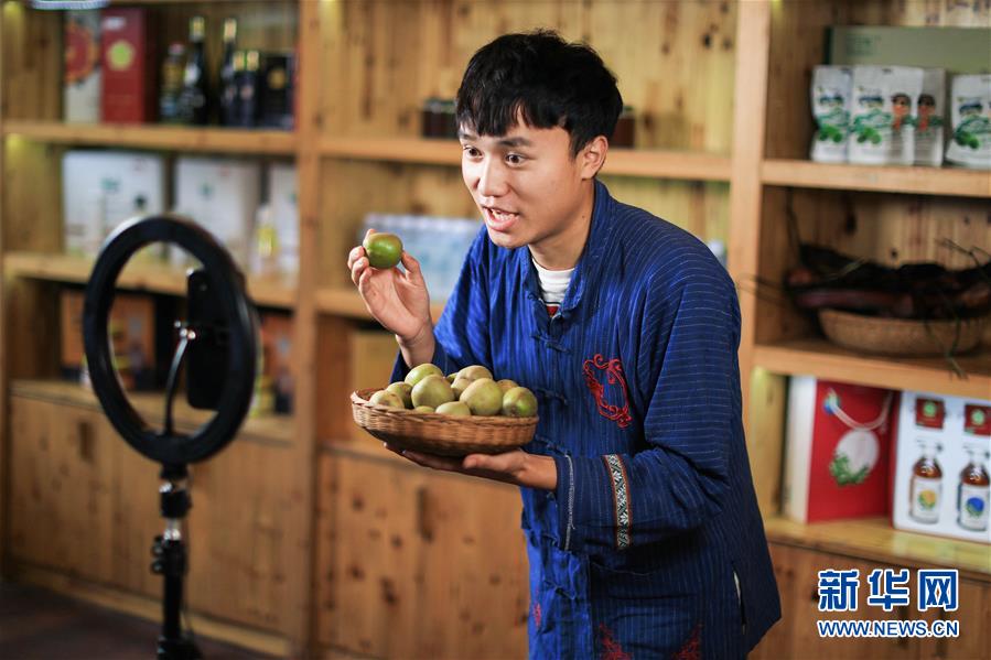 （在習(xí)近平新時代中國特色社會主義思想指引下&mdash;&mdash;新時代新作為新篇章&middot;習(xí)近平總書記關(guān)切事&middot;圖文互動）（5）精準(zhǔn)扶貧7年，十八洞村&ldquo;長&rdquo;出10余種新職業(yè)