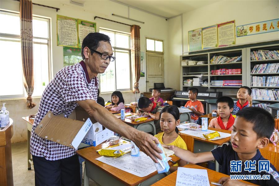 (新華全媒頭條·圖文互動)(12)歷史交匯點上的宏偉藍(lán)圖——《中共中央關(guān)于制定國民經(jīng)濟(jì)和社會發(fā)展第十四個五年規(guī)劃和二〇三五年遠(yuǎn)景目標(biāo)的建議》誕生記
