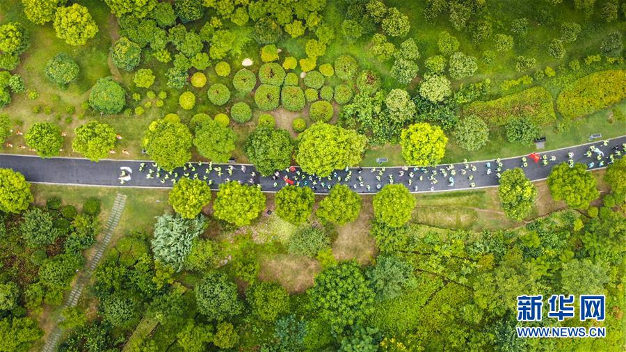 (新華全媒頭條·圖文互動)(17)歷史交匯點上的宏偉藍(lán)圖——《中共中央關(guān)于制定國民經(jīng)濟(jì)和社會發(fā)展第十四個五年規(guī)劃和二〇三五年遠(yuǎn)景目標(biāo)的建議》誕生記