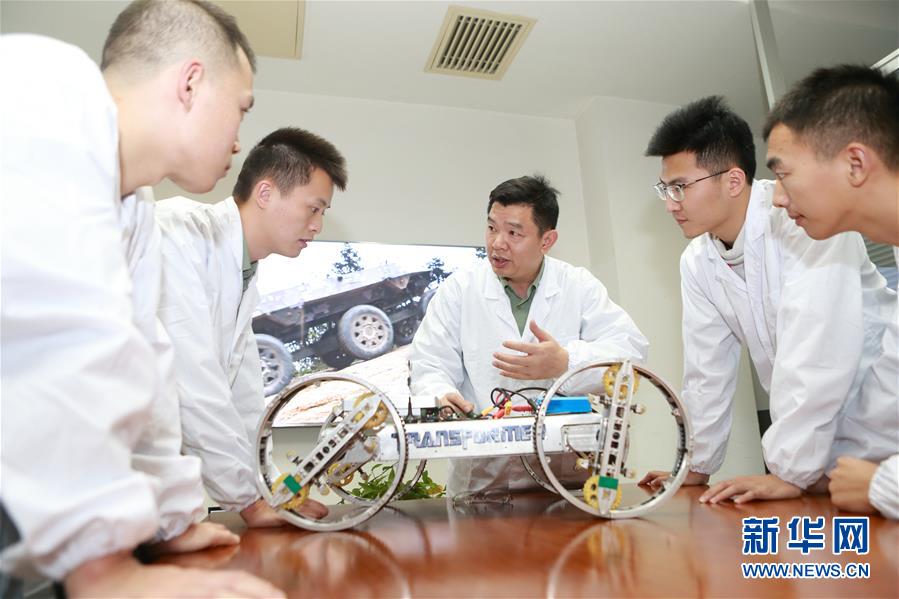 (在習(xí)近平強(qiáng)軍思想指引下·我們在戰(zhàn)位報告·圖文互動)(4)向著未來戰(zhàn)場沖鋒——國防科技大學(xué)科研創(chuàng)新記事