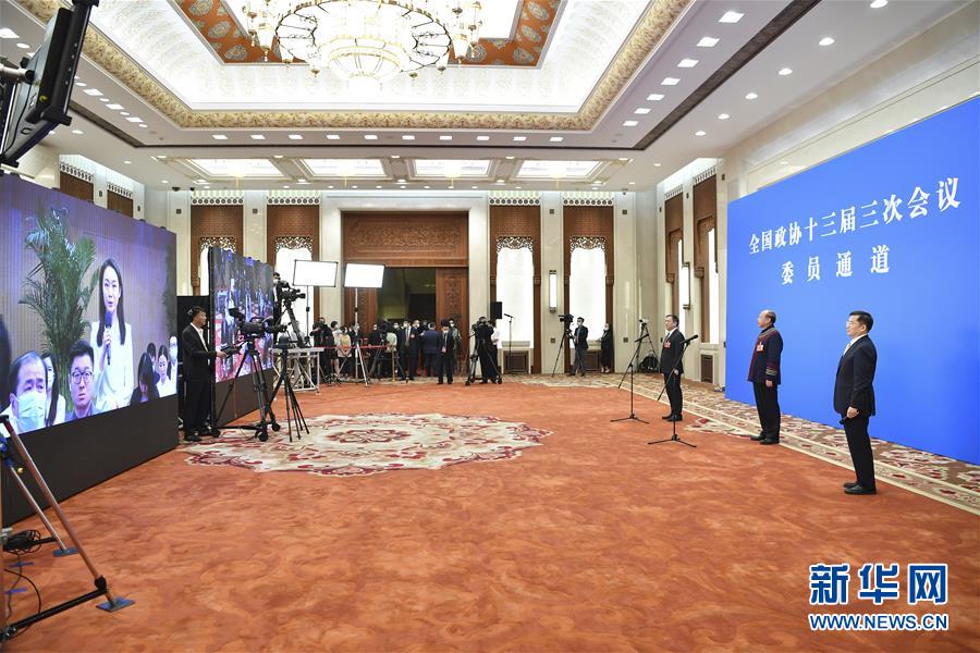 （兩會&middot;政協(xié)開幕&middot;XHDW）（5）接受采訪